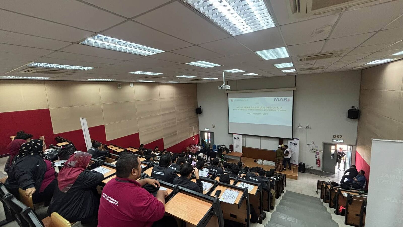 Peserta IPC 2026 Batch 1 & 2 duduk di dewan kuliah menghadap skrin semasa majlis penutup