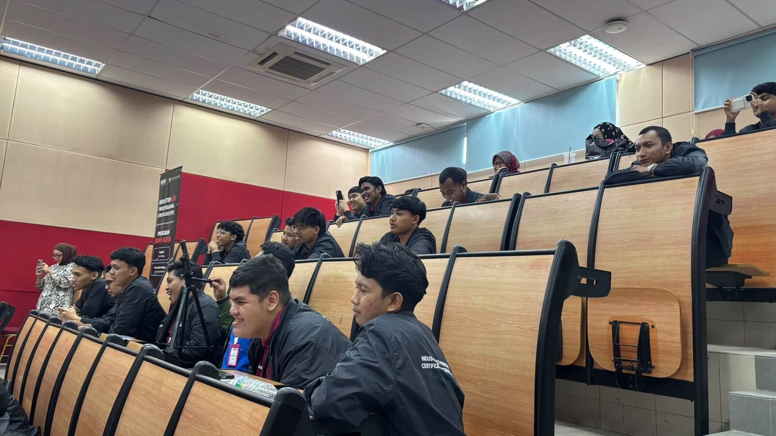 Peserta IPC 2026 Batch 1 & 2 di barisan hadapan dewan kuliah