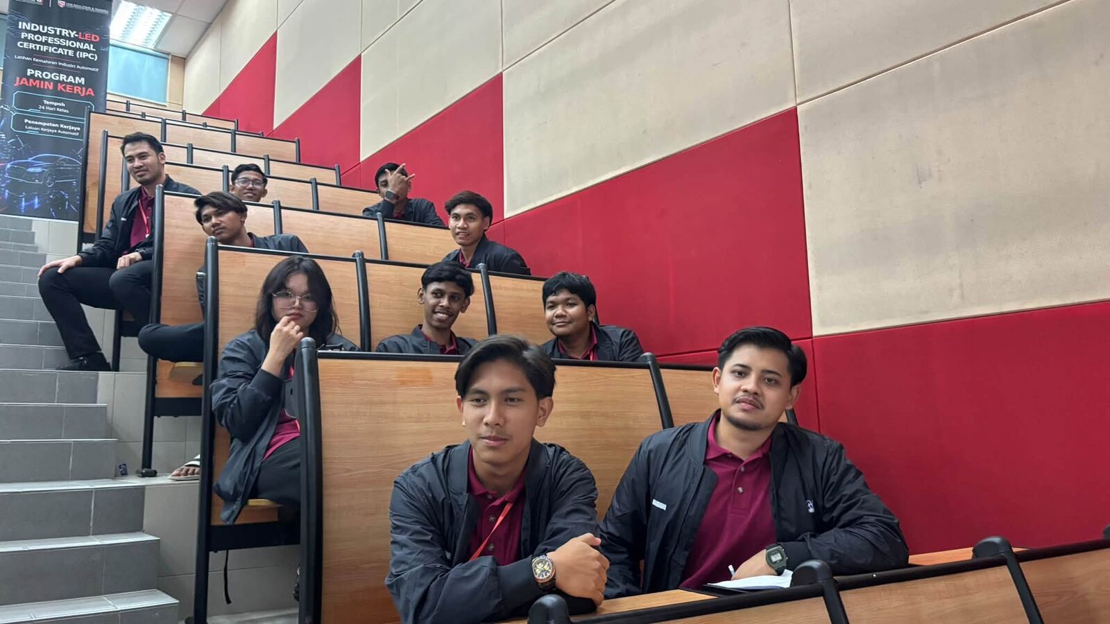 Dua peserta IPC 2026 Batch 1 & 2 di barisan hadapan dewan semasa majlis penutup