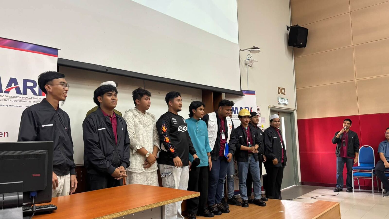 Barisan peserta IPC 2026 Batch 1 & 2 berdiri di hadapan dewan semasa majlis penutup