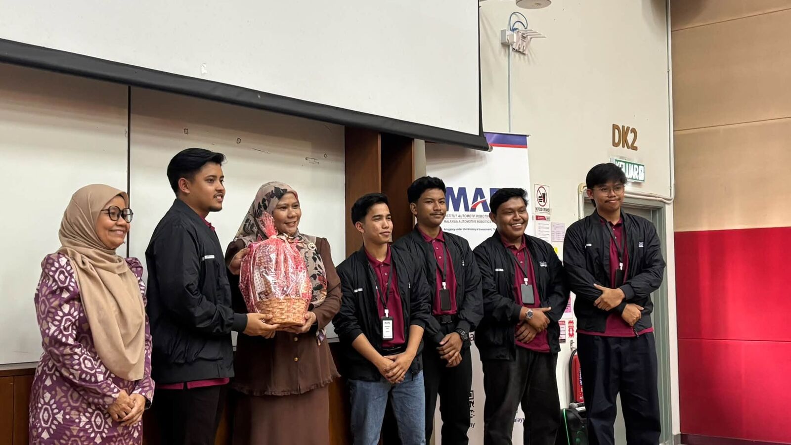 Pegawai bergambar bersama sekumpulan peserta IPC 2026 Batch 1 & 2