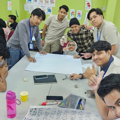 Peserta IPC bekerjasama menyiapkan tugasan