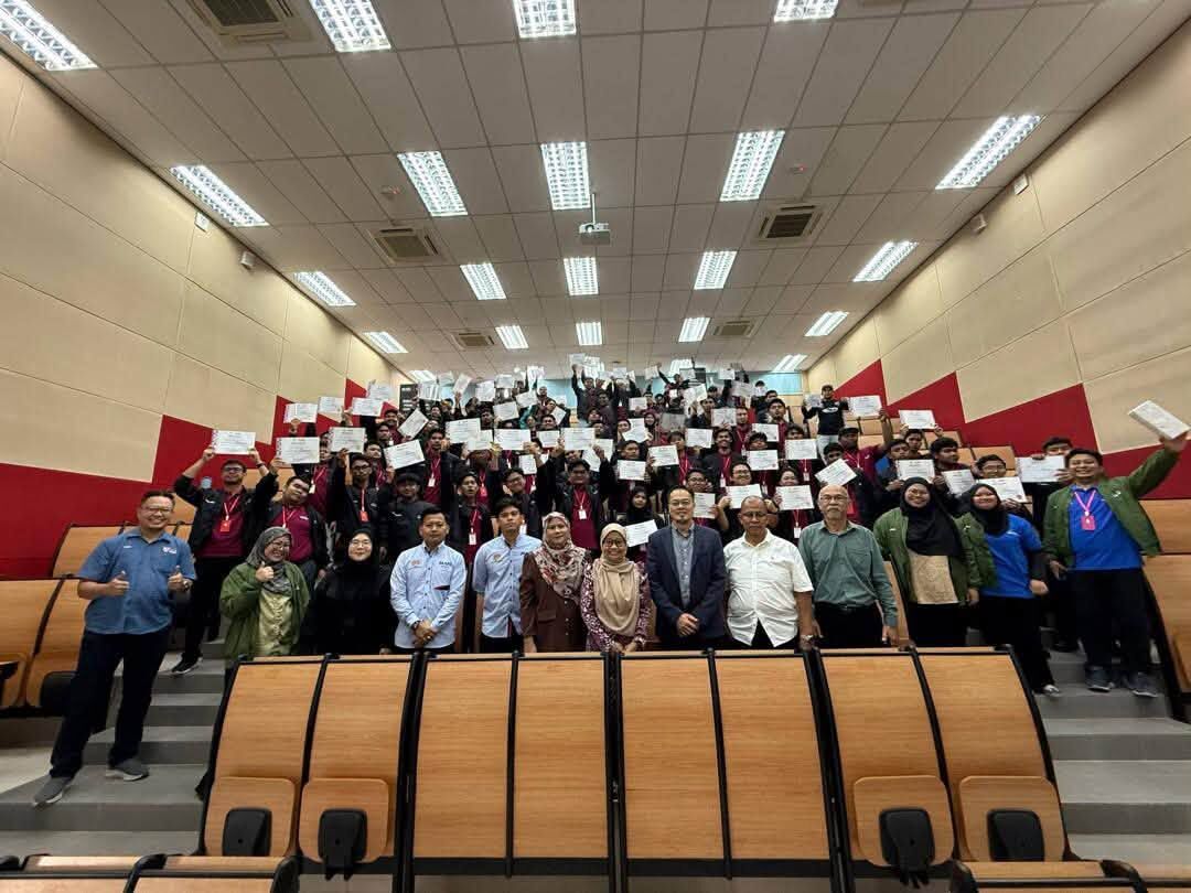 Gambar kumpulan peserta IPC 2026 Batch 1 & 2 memegang sijil bersama pegawai di dewan kuliah semasa majlis penutup