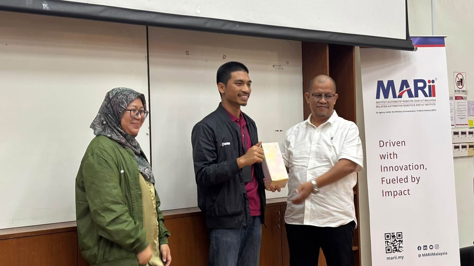 Penyampaian sijil kepada peserta IPC 2026 Batch 1 & 2 oleh pegawai MARii