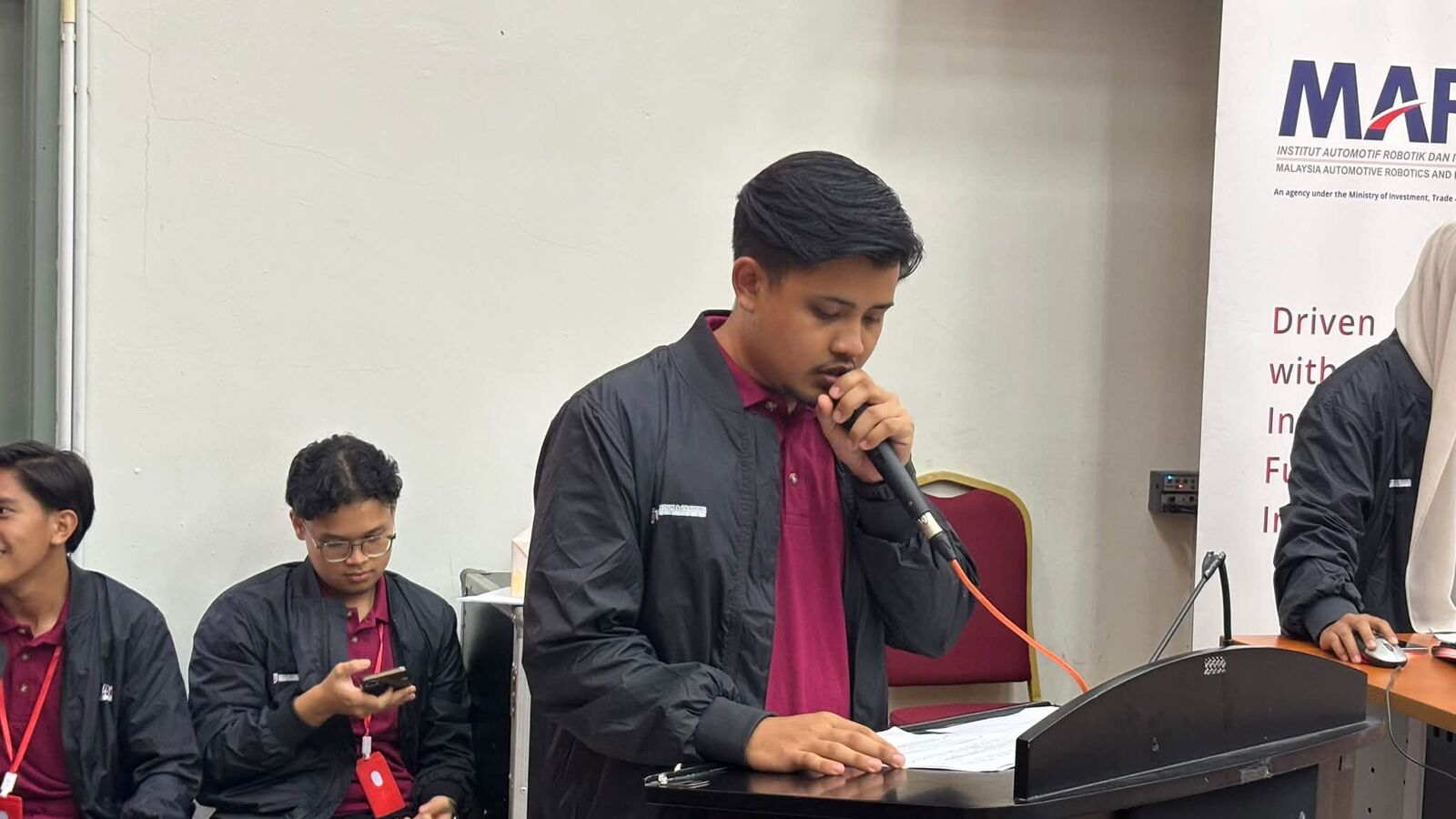 Wakil peserta menyampaikan ucapan di rostrum semasa majlis penutup IPC 2026 Batch 1 & 2