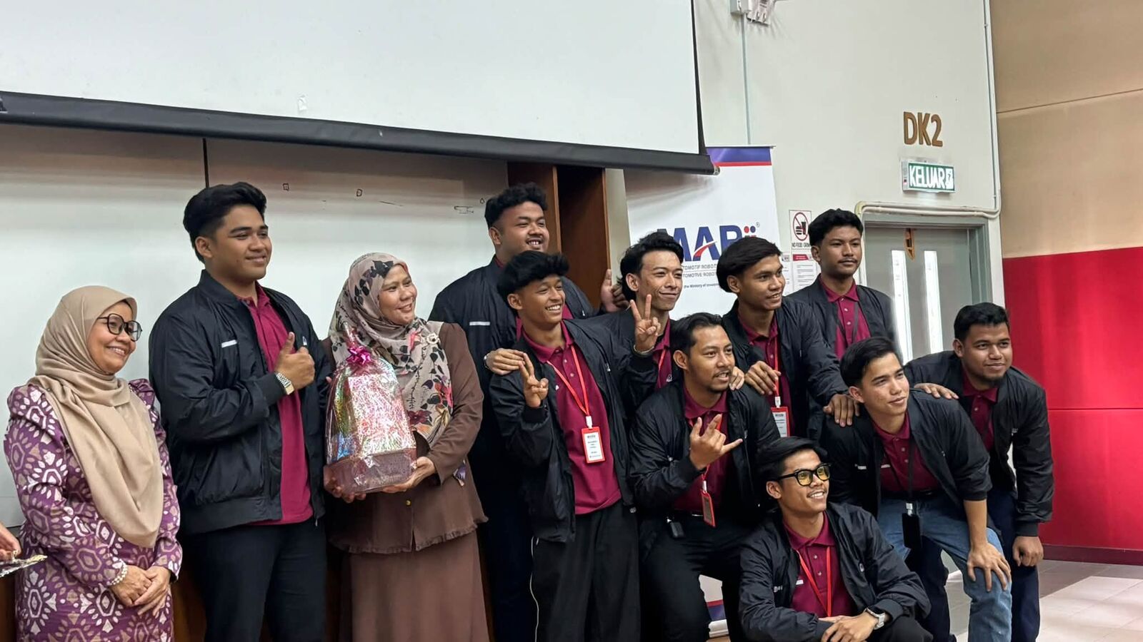 Pensyarah bergambar bersama sekumpulan peserta Batch 1 & 2 di hadapan dewan DK2