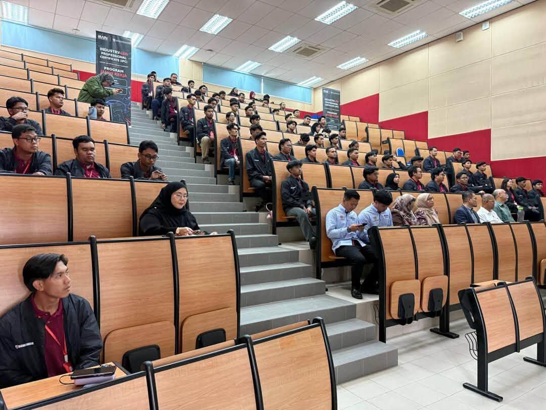 Peserta IPC 2026 Batch 1 & 2 duduk di tingkat dewan kuliah semasa majlis penutup