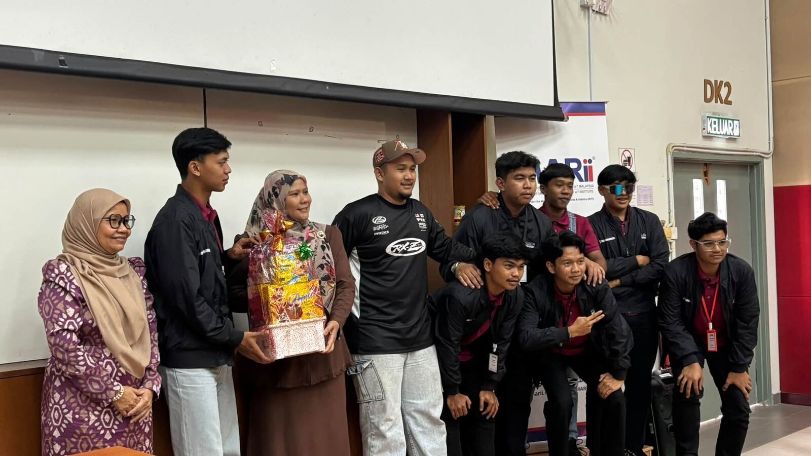 Pegawai bergambar bersama sekumpulan peserta Batch 1 & 2 di hadapan dewan