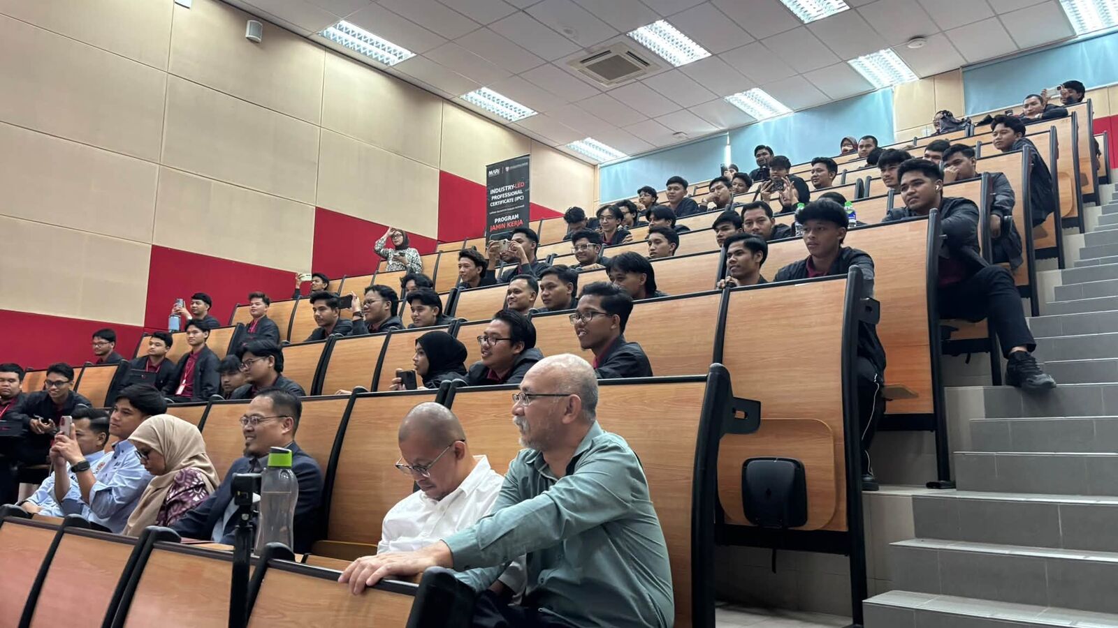Pegawai di barisan hadapan dan peserta Batch 1 & 2 di belakang semasa majlis penutup