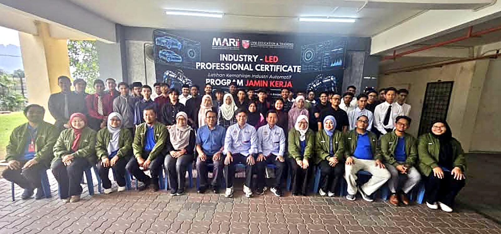 Gambar kumpulan pelajar IPC 2026 Batch 4 di hadapan banner Program Jamin Kerja