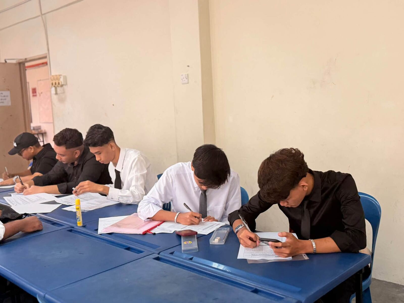Peserta IPC 2026 Batch 4 mengisi borang di meja semasa majlis pembukaan