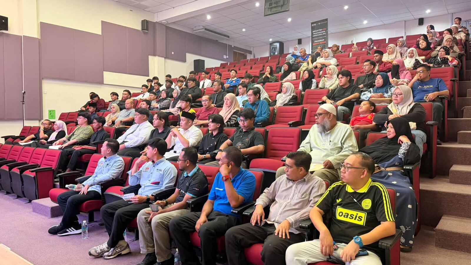 Peserta IPC 2026 Batch 4 duduk di dalam auditorium semasa majlis pembukaan