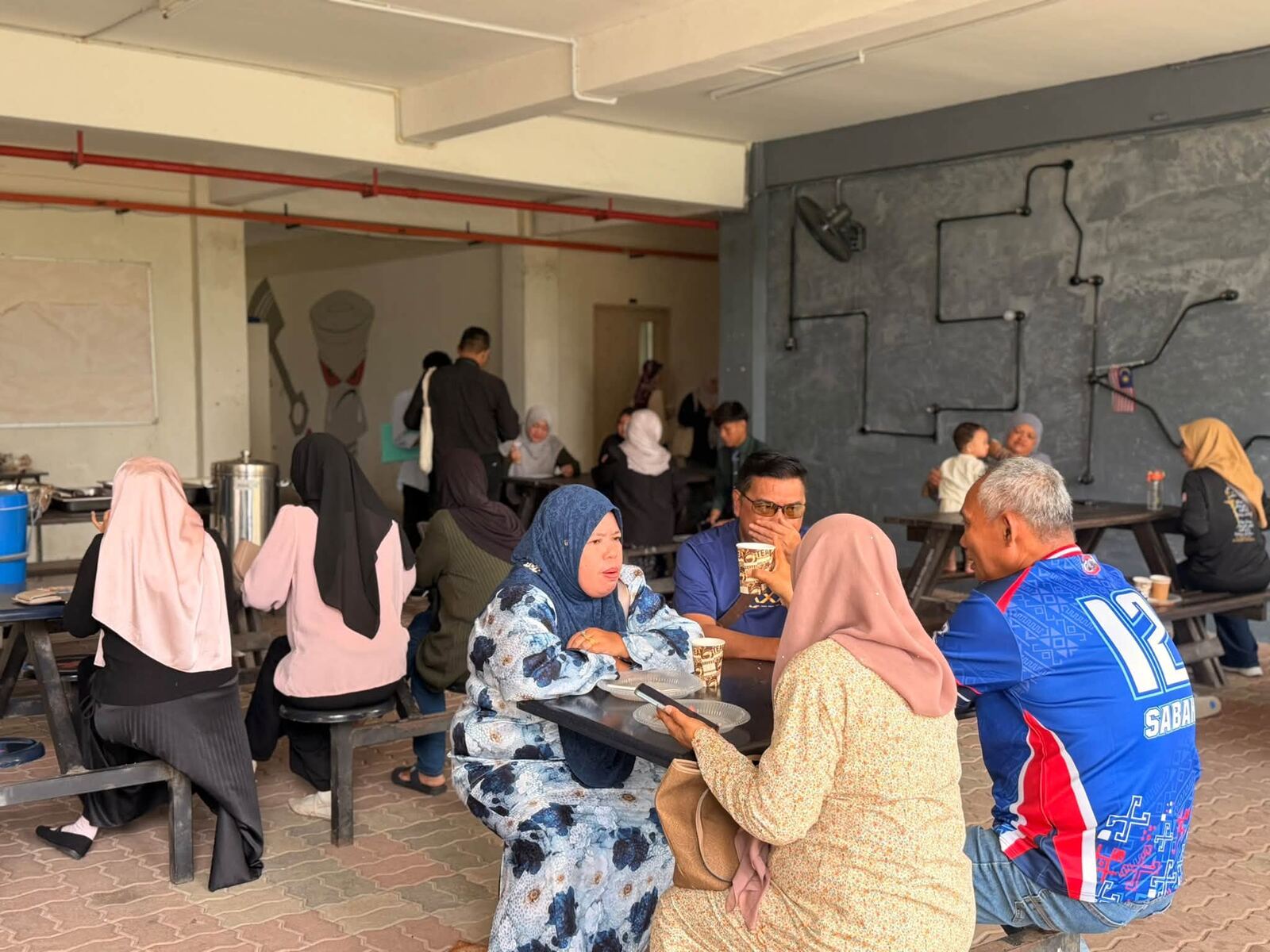 Meja pendaftaran dan taklimat di luar dewan semasa majlis pembukaan IPC 2026 Batch 4