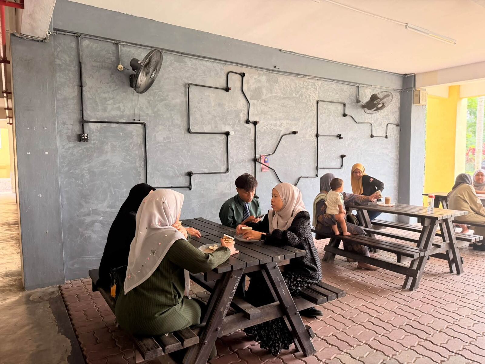 Peserta IPC 2026 Batch 4 berkumpul di ruang tempat duduk luar