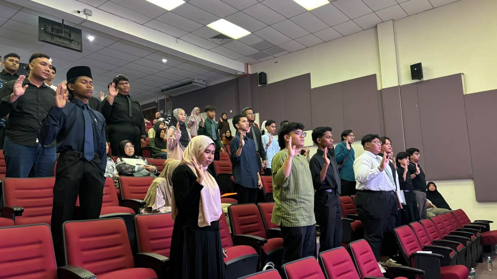 Peserta IPC 2026 Batch 4 berdiri di dalam auditorium semasa upacara majlis pembukaan