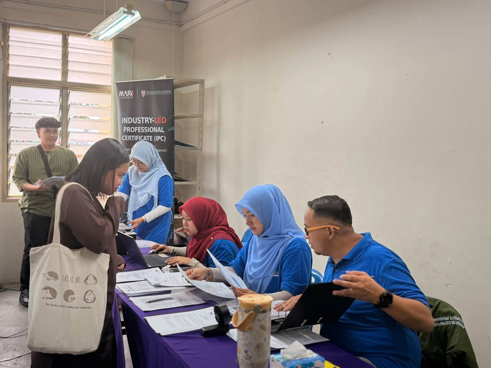 Petugas dan peserta di kaunter pendaftaran majlis pembukaan IPC 2026 Batch 4
