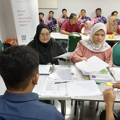Peserta IPC berbincang dan menyusun tugasan