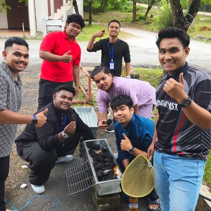 Peserta IPC menyertai aktiviti penyediaan makanan