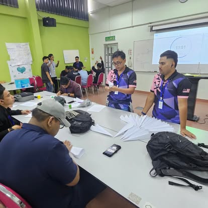 Peserta IPC bekerja menggunakan papan nota dalam kumpulan